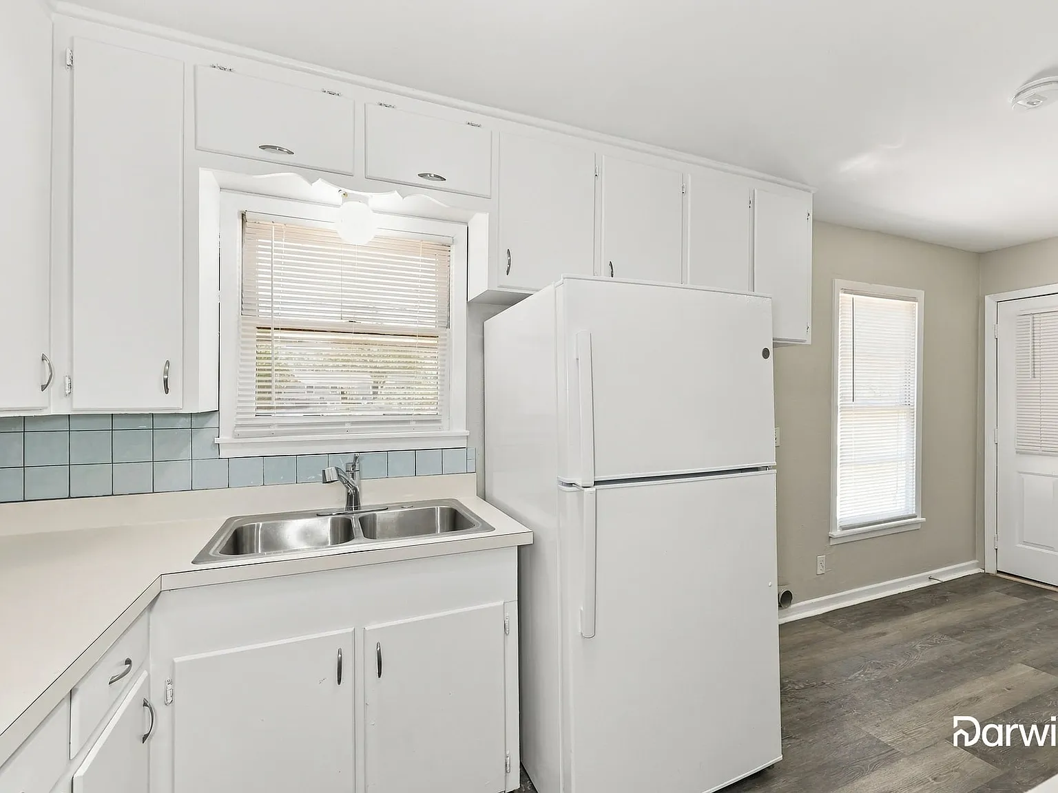3 bed, 1.0 bath, 988 sqft, $1,790 — Photo 2