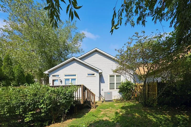 3 bed, 1352 sqft, $1,995 — Photo 3