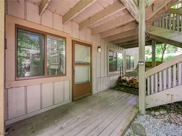 654 Meredith Ln, Cuyahoga Falls, OH 44223