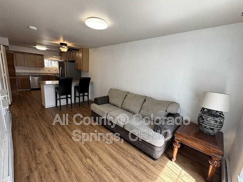 2 bed, 1.0 bath, 832 sqft, $1,395 — Photo 2