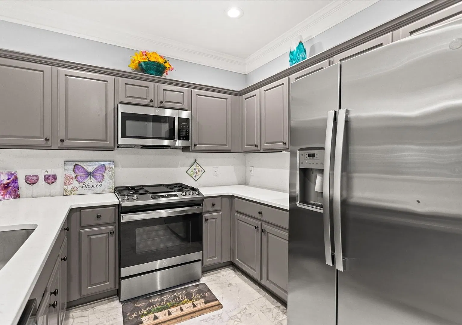 Renovated 2BR Townhome | Dual Ensuite Bedrooms — Photo 4