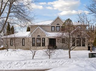 16 Autumn Way, Aurora, ON L4G 4P1