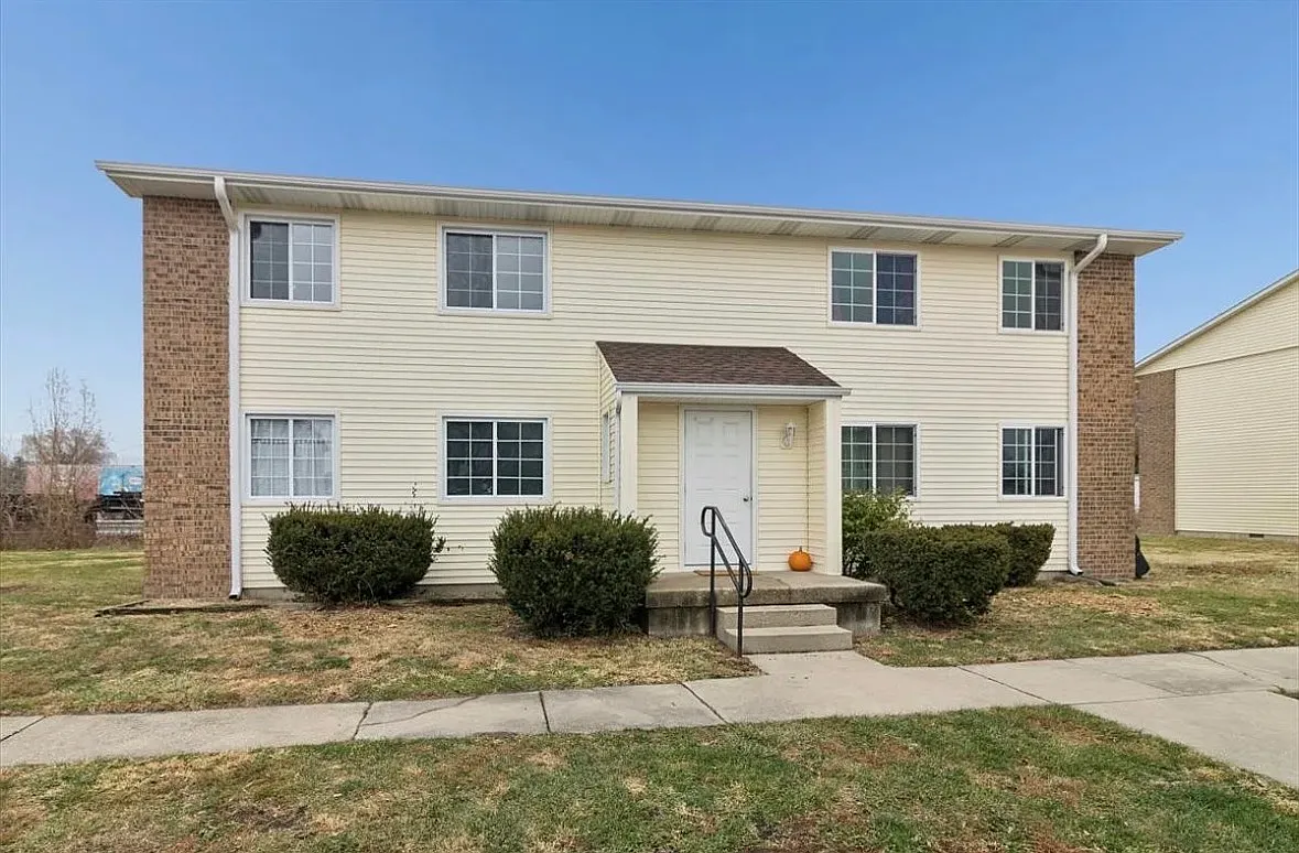 2 bed, 900 sqft, $1,300 — Photo 1