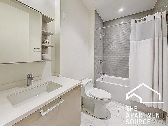 3rd image of 666 N Kingsbury St #207