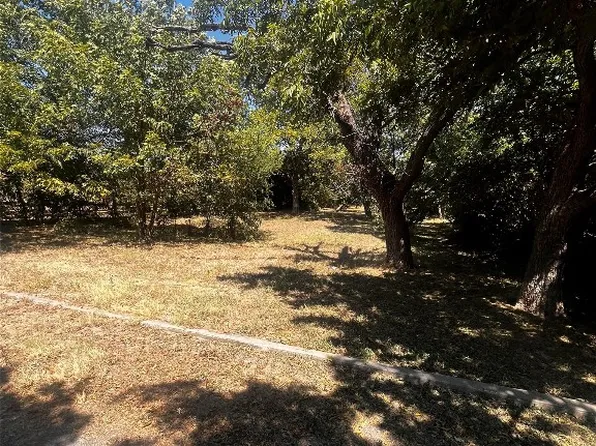 809 N Pearl St, Comanche, TX 76442