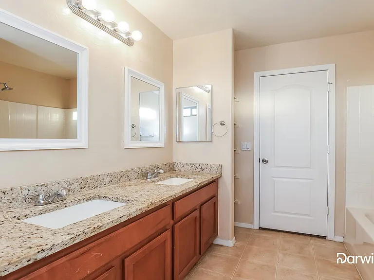 11418 W Locust Ln — Photo 9