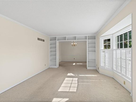 4th image of 320 SE Westwind Dr