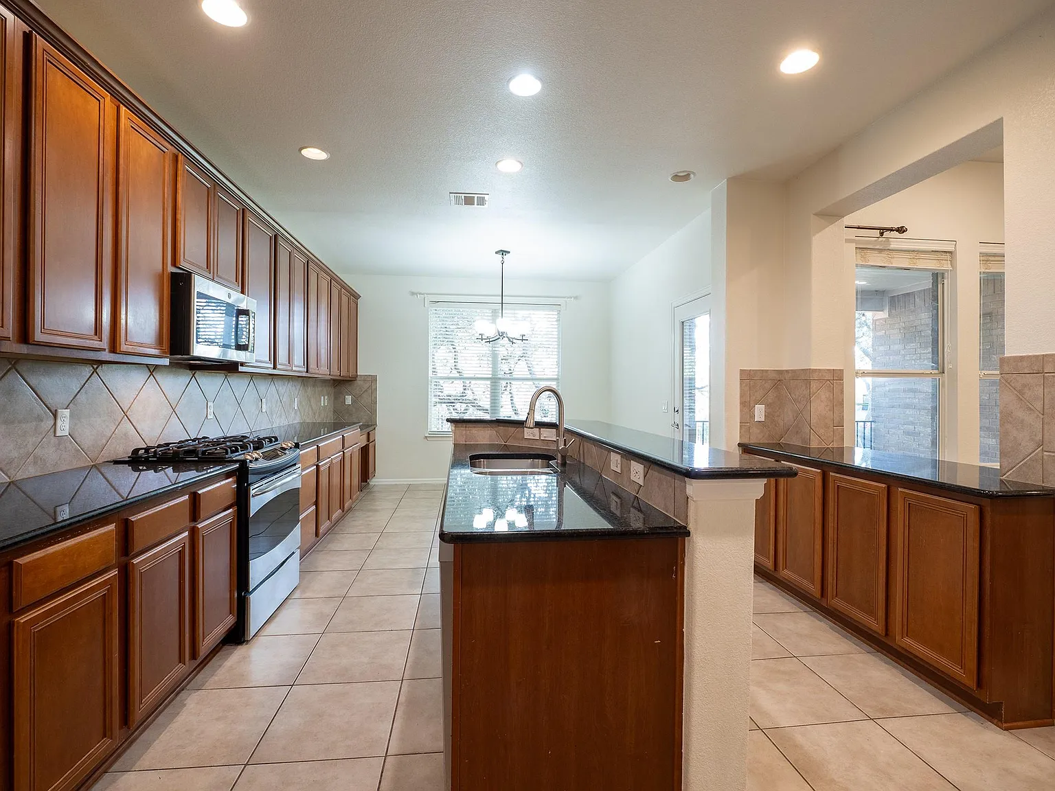 4 bed, 2.5 bath, 2550 sqft, $3,000 — Photo 2