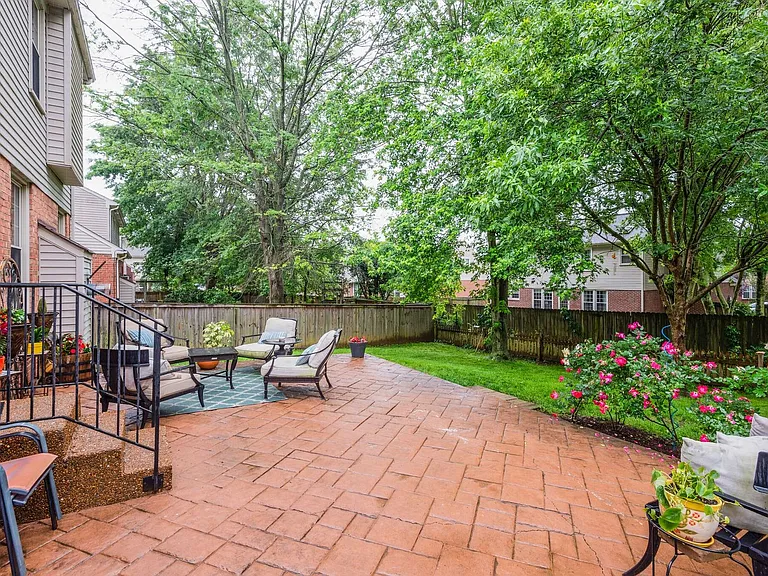 511 Prince Of Wales Ct — Photo 27
