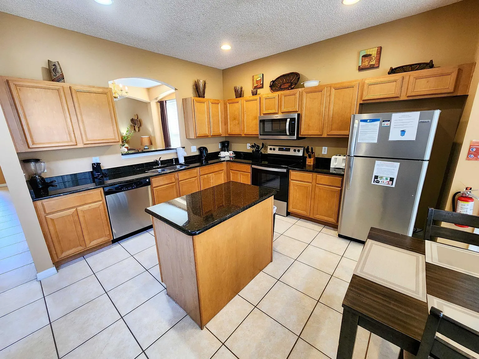 7 bed, 4.5 bath, 2881 sqft, $4,500 — Photo 3