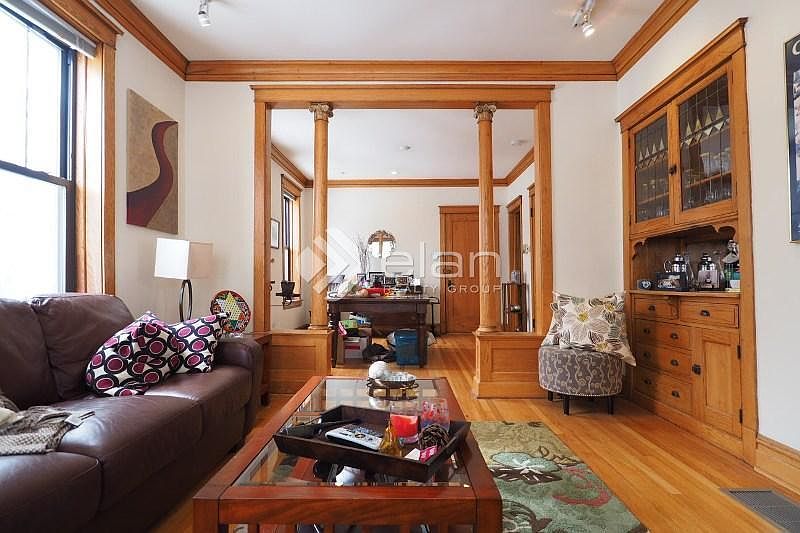 1st image of 2218 W Cornelia Ave #1