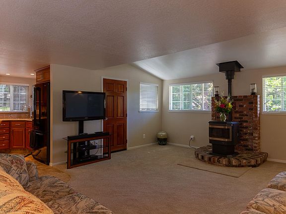 4th image of 18693 Columbia Dr
