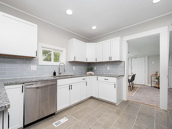 5th image of 1535 Thomas Ave