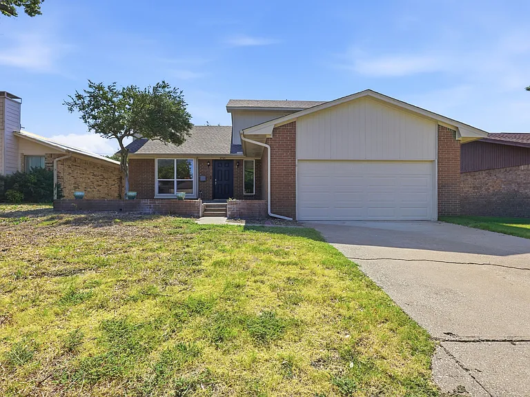 8782 Marilyn Dr — Photo 1
