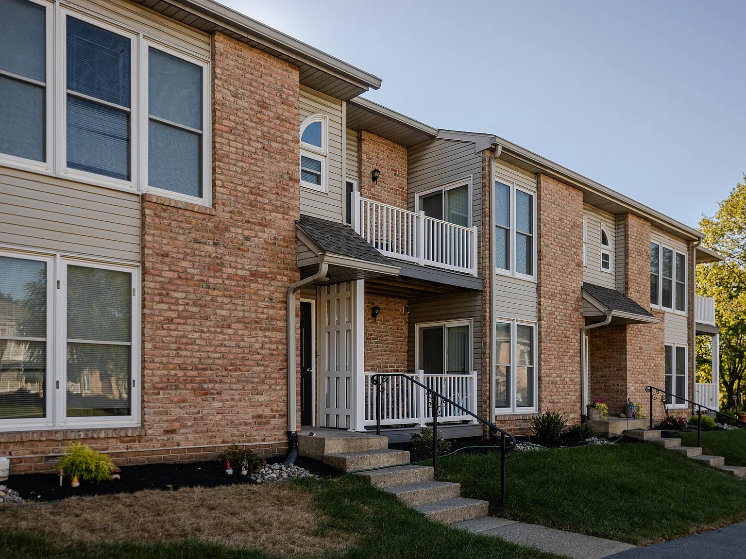 Brookfield Apartments — Photo 1