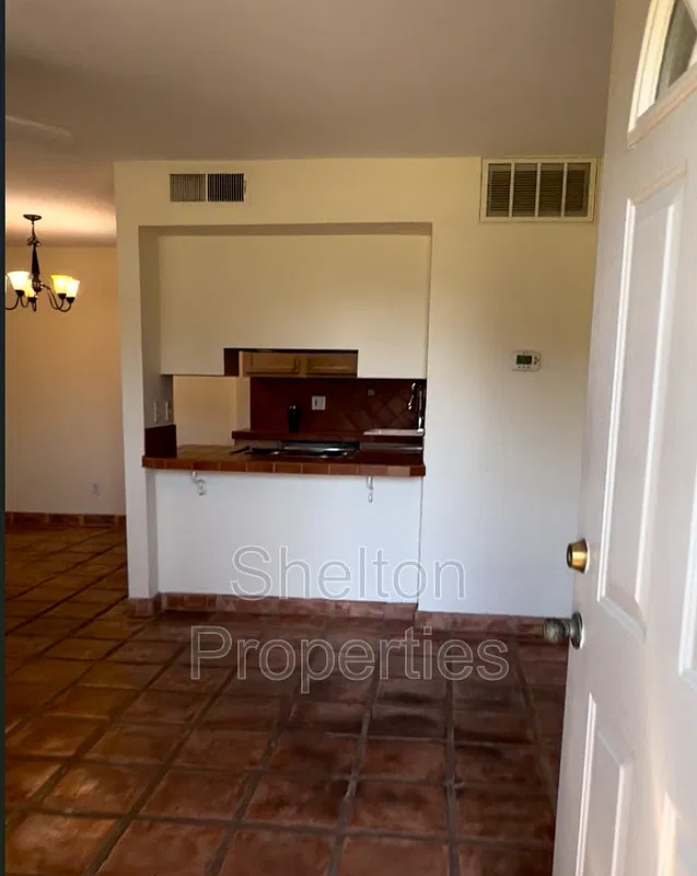 2 bed, 1.5 bath, 919 sqft, $1,595 — Photo 2