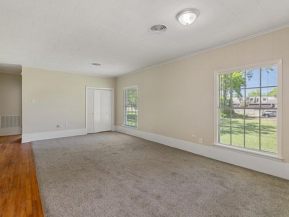 5th image of 707 W School St