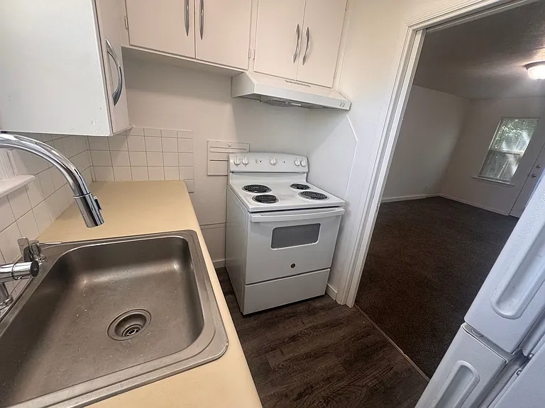 Evergreen Apartments — Photo 5