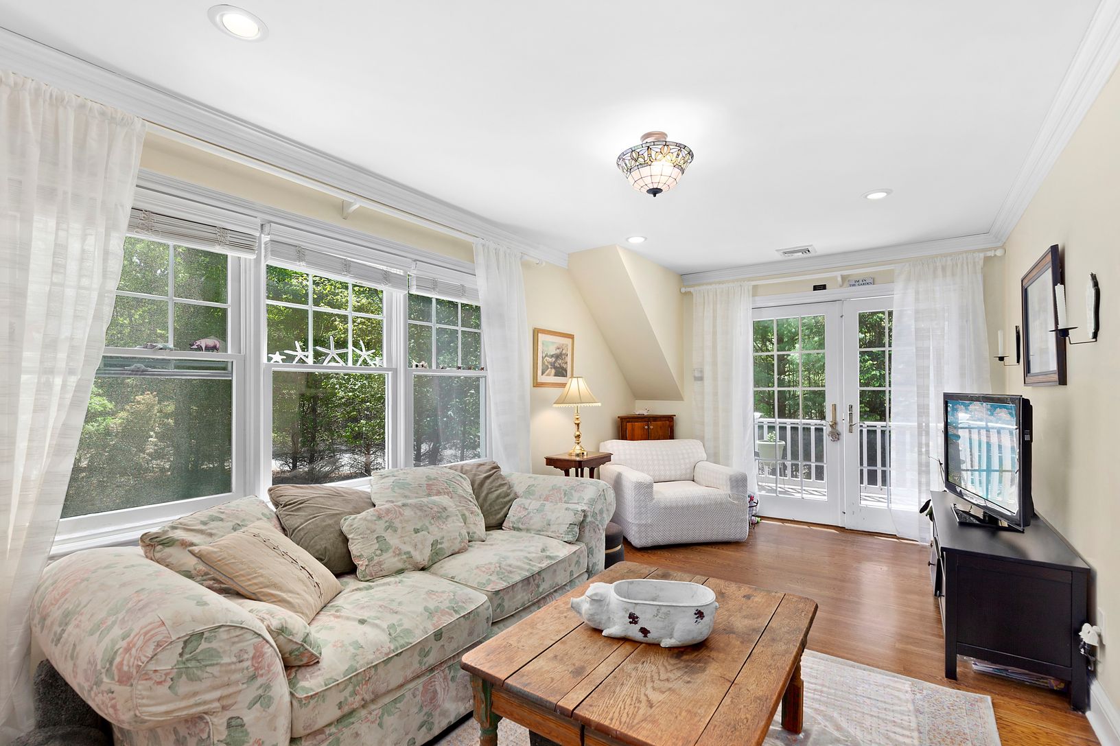  Separate Apartment Living Room