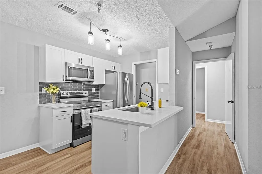 2 bed, 2.0 bath, 1028 sqft, $2,150 — Photo 2