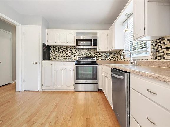 3rd image of 9222 Goddard St