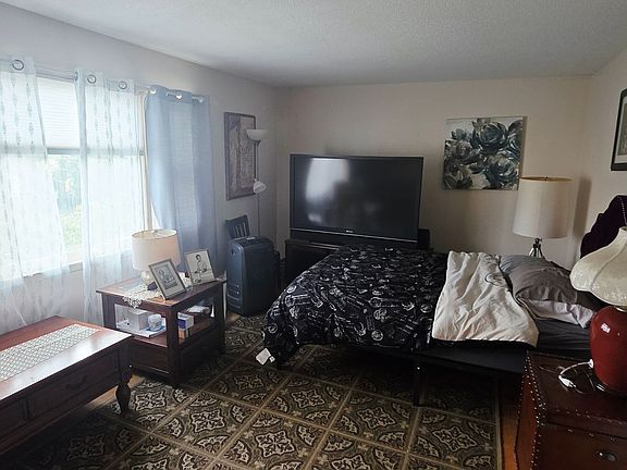 3rd image of 127-129 Price St #D