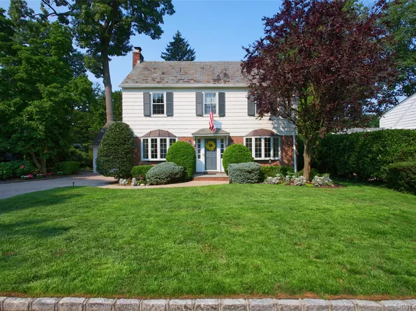 69 Eakins Road, Manhasset, NY 11030