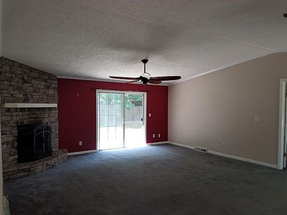 3rd image of 884 Martin Dr