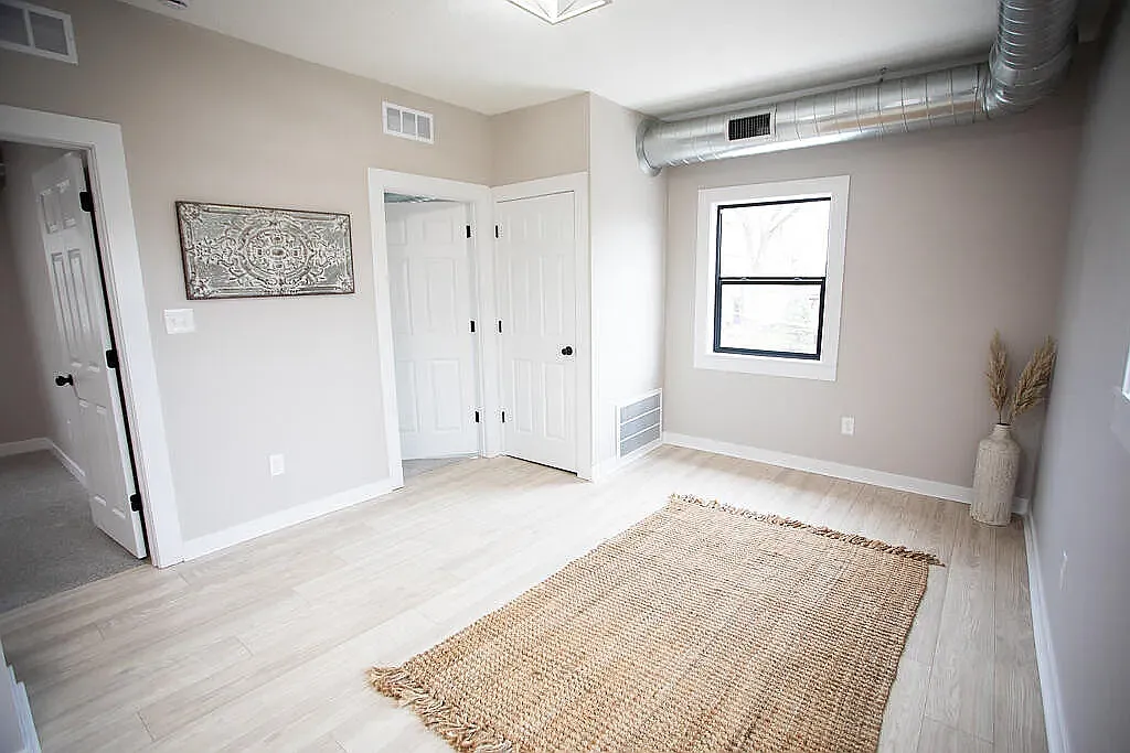 443 Emerald Ave NE — Photo 2