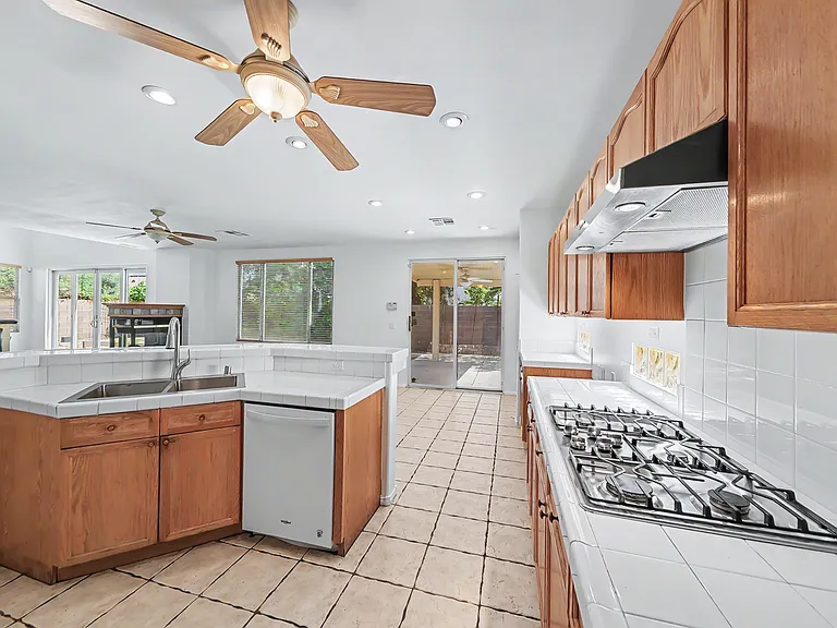 2367 Thayer Ave — Photo 14