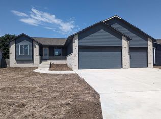 220 Springlake Ct, Newton, KS 67114