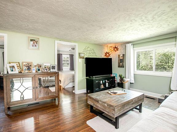 3rd image of 257 Rolling View Dr