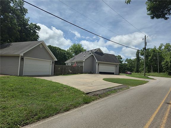 2nd image of 158 Pearl Ave