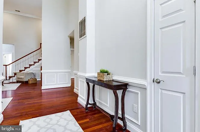 6 bed, 4919 sqft, $5,300 — Photo 2