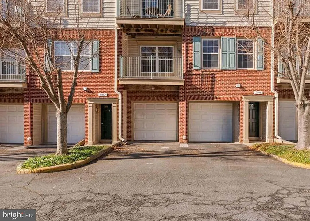 3 bed, 2.5 bath, 1164 sqft, $2,560 — Photo 3