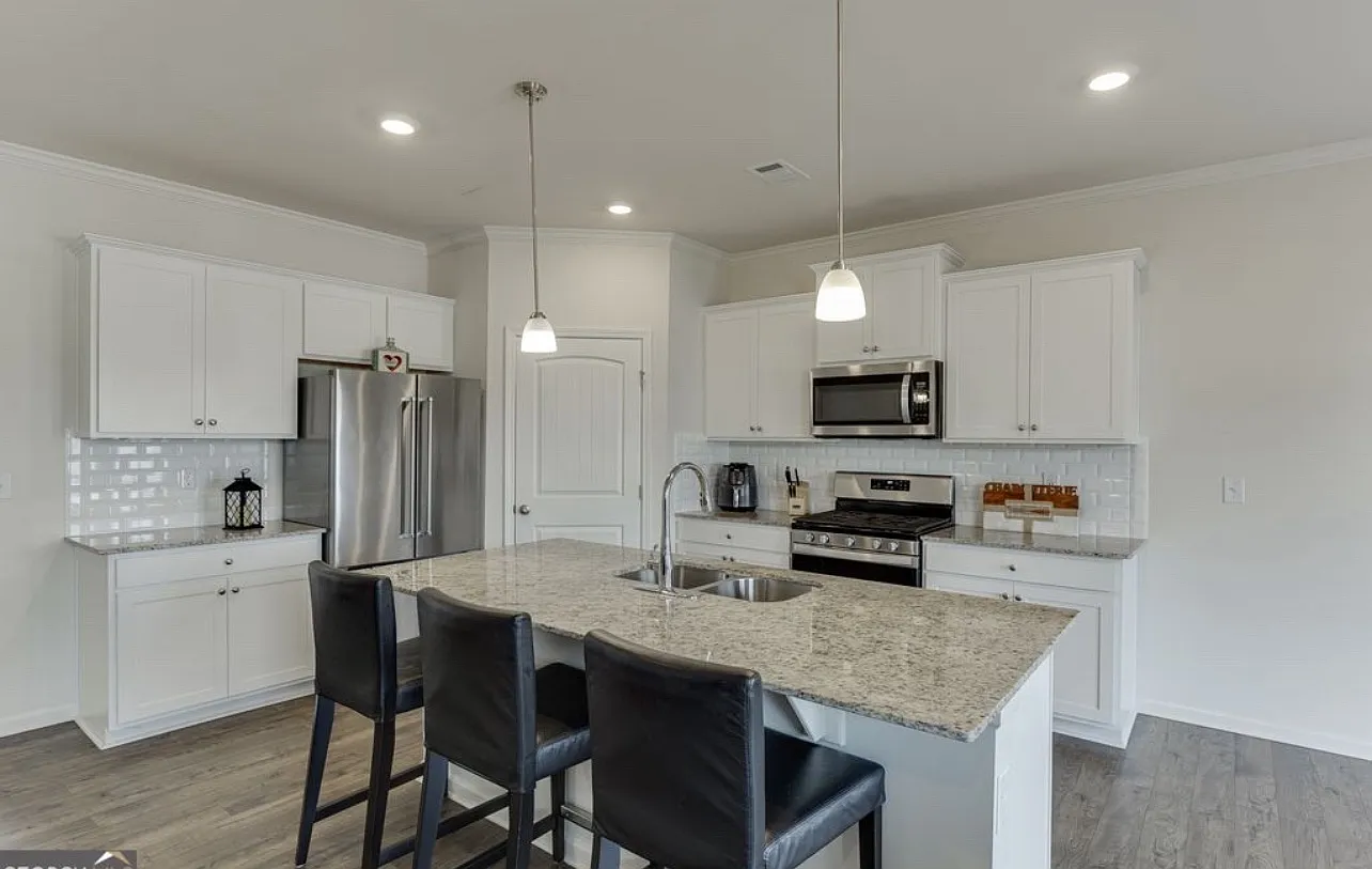 5 bed, 2644 sqft, $3,400 — Photo 3