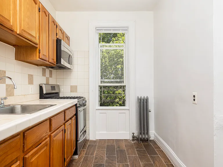 695 Macdonough St #2 — Photo 9