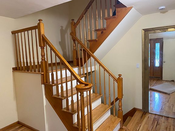 3rd image of 124 Northern Blvd Floor 1