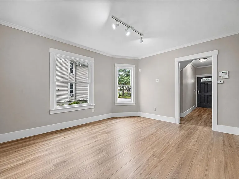 185 Columbia Ave — Photo 5