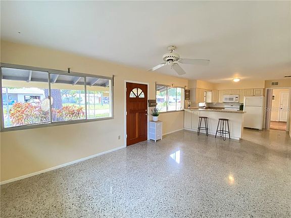 4th image of 5595 Bay St NE