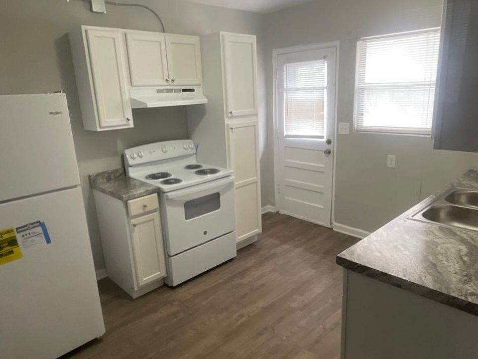1st image of 427 Carver Ln #427