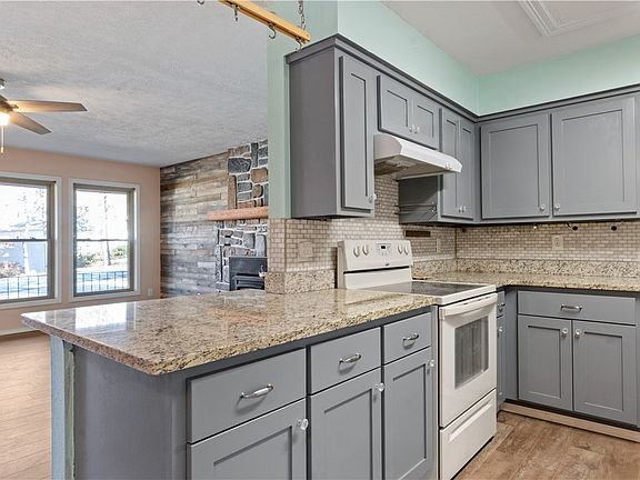 5th image of 25 Farnham Dr
