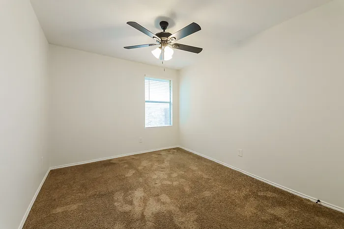 1096 Oakbrook St — Photo 11
