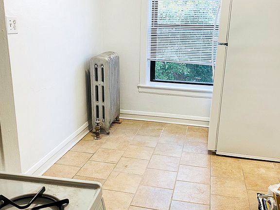 4th image of 4625 N Winchester Ave #4625-119