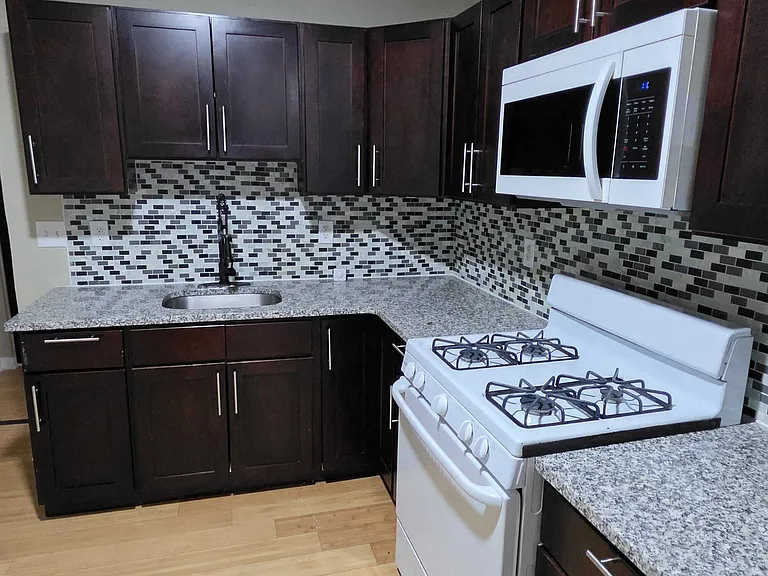 2405 Francis St — Photo 2