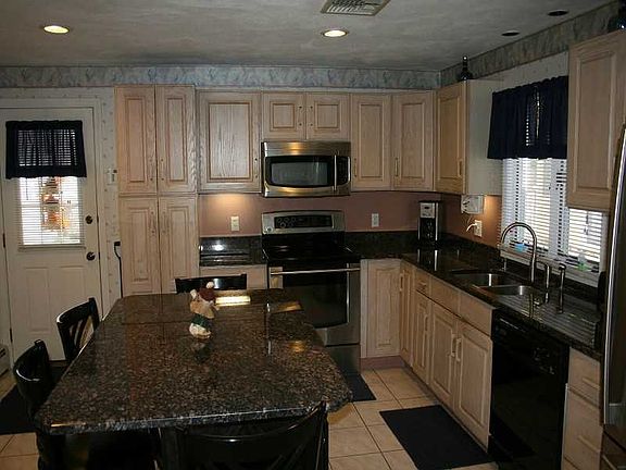 5th image of 30 Courtland Dr