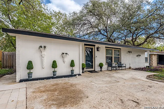 4 bed, 2.0 bath, 996 sqft, $1,800 — Photo 3
