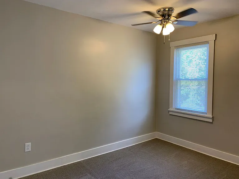 344 Clarence St — Photo 14
