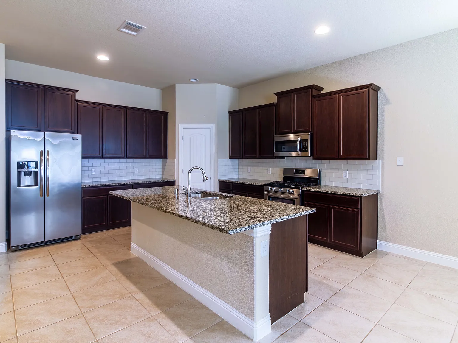 4 bed, 2033 sqft, $2,595 — Photo 4