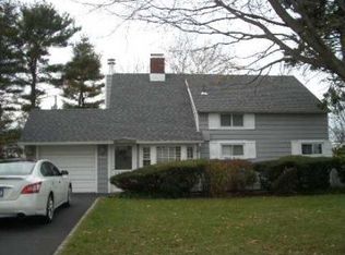 14 Grape Ln, Hicksville, NY 11801